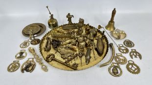 A LARGE PERSIAN STYLE BRASS TRAY CONTAINING AN EXTENSIVE GROUP OF BRASS ORNAMENTS, HORSE BRASSES,