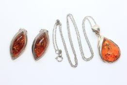 A SILVER AND AMBER NECKLACE AND EARRING SET, THE NECKLACE WITH PEAR SHAPED PENDANT,