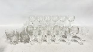 A GROUP OF MATCHING GOOD QUALITY ETCHED GLASS DRINKING VESSELS.