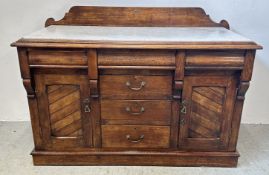 AN ANTIQUE SOLID OAK SIDEBOARD WITH 3 CENTRAL DRAWERS FLANKED BY 2 DOORS WITH A POLISHED MARBLE TOP,