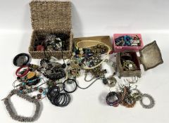A LARGE GROUP OF ASSORTED COSTUME JEWELLERY TO INCLUDE BEADED NECKLACES,