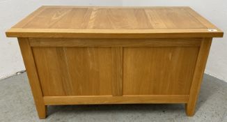 A MODERN OAK BLANKET BOX, W 90CM, D 47CM, H 50CM.