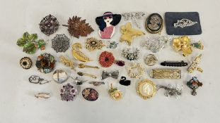 APPROX 40 ASSORTED VINTAGE BROOCHES TO INCLUDE SCOTTISH STYLE, JET AND DRAGONFLY ETC.