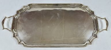 A SOLID SILVER RECTANGULAR SERVING TRAY, OVERALL LENGTH 58CM, WIDTH 26CM,