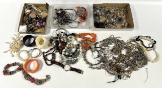 A LARGE GROUP OF ASSORTED COSTUME JEWELLERY TO INCLUDE BEADED NECKLACES,