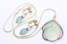 A SILVER SNAKE LINK NECKLACE SUPPORTING AN OVAL MOONSTONE,