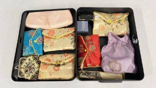 A SMALL COLLECTION OF COSTUME JEWELLERY TO INCLUDE - A WHITE METAL AMBER TYPE SET BROOCH,