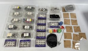 A BOX CONTAINING AN EXTENSIVE GROUP OF MARKET STALL FASHION RINGS,