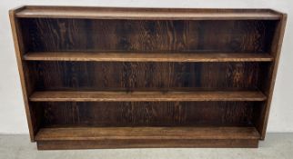 A VINTAGE SOLID OAK 4 TIER BOOKSHELF, W 138CM X H 82CM.