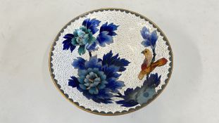 A CLOISONNE DISH DECORATED WITH EXOTIC BIRDS ON A WHITE GROUND, DIAM 15.5CM.
