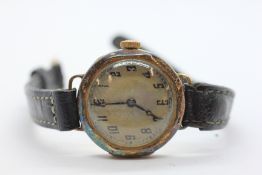 A VINTAGE LADY'S 18CT YELLOW GOLD CASED WRIST WATCH WITH SWISS 15 JEWEL MANUAL MOVEMENT ON LEATHER