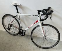 GIANT DEFY 20 SPEED ROAD / RACING BIKE, ALUXX M-L FRAME / SELLE ITALIA SADDLE.