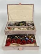 A MODERN FAUX VELVET JEWELLERY BOX AND CONTENTS TO INCLUDE FASHION JEWELLERY, BEADED NECKLACES,