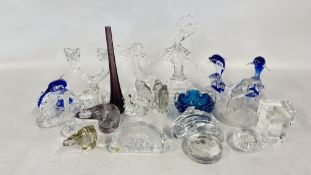 A GROUP OF GLASS TO INCLUDE FIGURES AND DOLPHINS,