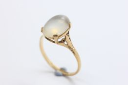 A 9CT YELLOW GOLD MOONSTONE RING, CLAW SET, SHOULDERS FRETTED.