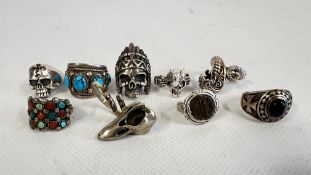 A GROUP OF 9 ASSORTED SILVER AND WHITE METAL RINGS TO INCLUDE STONE SET AND SKULL EXAMPLES.
