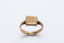 A VINTAGE 9CT YELLOW GOLD SIGNET RING, SIZE L/M.