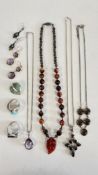 A GROUP OF SILVER AND REEL STONE JEWELLERY TO INCLUDE LARGE RINGS, PENDANTS, EARRINGS ETC.