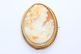 AN OVAL CAMEO BROOCH CARVED WITH A FEMALE FACE IN A CLASSICAL DESIGN,