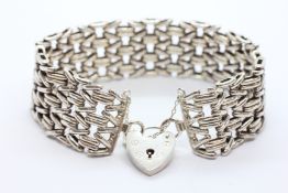 A SILVER GATE BRACELET AND PADLOCK BIRMINGHAM 1976 IN PRESENTATION BOX.
