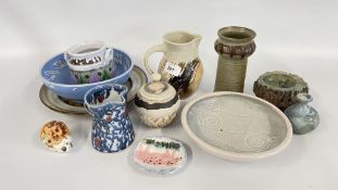 12 X PIECES OF ASSORTED STUDIO POTTERY TO INCLUDE PEARSONS OF CHESTERFIELD, ROSEMARY COCHRANE,