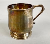 A MINIATURE BALUSTER SHAPED SILVER TANKARD, BIRMINGHAM ASSAY, HEIGHT 8CM.