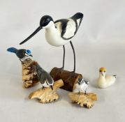 A GROUP OF 3 BEDDGELERT WOODCRAFT BIRD SCULPTURES + A FURTHER UNBRANDED EXAMPLE + A CERAMIC ISLE OF