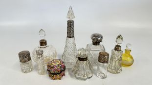 A GROUP OF VINTAGE GLASS SCENT BOTTLES / DECANTER AND DRESSING TABLE JARS TO INCLUDE SILVER AND