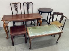 A GROUP OF OCCASIONAL FURNITURE TO INCLUDE COFFEE TABLE, COFFEE TABLE WITH GREEN LEATHER TOP,