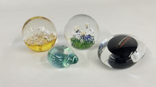 A GROUP OF 4 KOSTA BODA ART GLASS PAPERWEIGHTS TO INCLUDE BERTILL VALIEN 