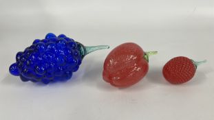 A GROUP OF KOSTA BODA ART GLASS FRUIT TO INCLUDE A STRAWBERRY, RED PEPPER AND BUNCH OF GRAPES.