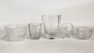 A GROUP OF 5 GLASS VASES TO INCLUDE A SWEDISH ETCHED GLASS EXAMPLE, BEARING SIGNATURE.