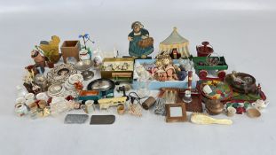 ANTIQUE AND LATER DOLLS HOUSE ACCESSORIES TO INCLUDE MINIATURE MERCURY GLASS TEA SET AND GLASSWARE,