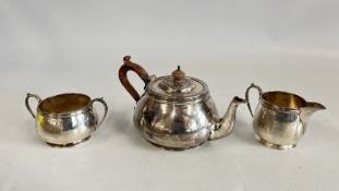 AN IMPRESSIVE SOLID SILVER THREE PIECE TEASET, LONDON 1979 MAKER E.B.