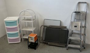 A PLASTIC 4 DRAWER STORAGE CHEST AND A PLASTIC 4 TIER OPEN SHELVING STAND + FOLDING LOUNGER AND