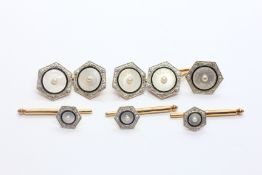 A PAIR OF GENTLEMAN'S VINTAGE CUFF LINKS MARKED PLAT & 14K,