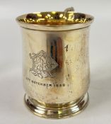A SILVER CHRISTENING MUG, LONDON ASSAY, INSCRIBED WITH NAME AND DATE 1898.
