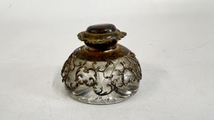 AN ANTIQUE GLASS INKWELL WITH AN ELABORATE OPEN WORK SILVER MOUNT, LONDON 1902, MAKER W.C.