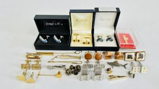 A COLLECTION OF ASSORTED CUFF LINKS AND TIE BARS TO INCLUDE BEAU BRUMMEL PARIS, LIPMAN AND SONS,