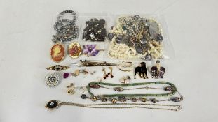 A GROUP OF MODERN AND VINTAGE JEWELLERY TO INCLUDE VINTAGE BROOCHES, BEADED NECKLACES,