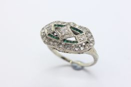 AN ANTIQUE ART DECO DIAMOND AND EMERALD COCKTAIL RING, THE SHANK UNMARKED.