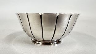 A SOLID SILVER RIBBED DISH, BIRMINGHAM 1964, MAKER BES Co, DIAM 13CM.