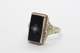 A DECO DRESS RING THE SHANK MARKED 18K WITH FILIGREE BUTTERFLY DESIGN WORK TO SHOULDERS,