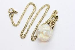 A FINE NECKLACE CHAIN MARKED 14K, LENGTH 45CM, WITH 14K MOUNTED OPAL CHIP PENDANT ATTACHED.