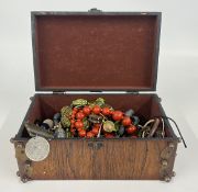A WOODEN BOX WITH METAL WORK DETAIL CONTAINING A GROUP OF ASSORTED COSTUME JEWELLERY BEADED