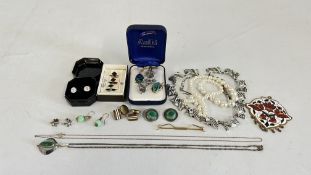 A GROUP OF ASSORTED VINTAGE AND MODERN COSTUME JEWELLERY TO INCLUDE A PAIR OF ARTS & CRAFTS CLIP ON