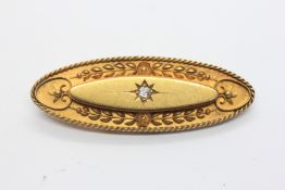 AN ELEGANT ANTIQUE 15CT GOLD DIAMOND SET BROOCH WITH SAFETY CHAIN.