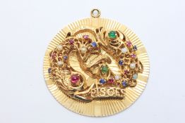 AN UNMARKED YELLOW METAL PISCES ZODIAC MEDALLION WITH INSCRIPTION 