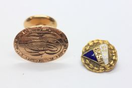 A SINGLE 10CT GOLD CUFF LINK ENGRAVED WITH INITIALS ALONG WITH A VINTAGE PUBLIC SCHOOL 1925