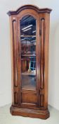 A REPRODUCTION MAHOGANY FINISH FLOOR STANDING CORNER UNIT, HEIGHT 194CM.
